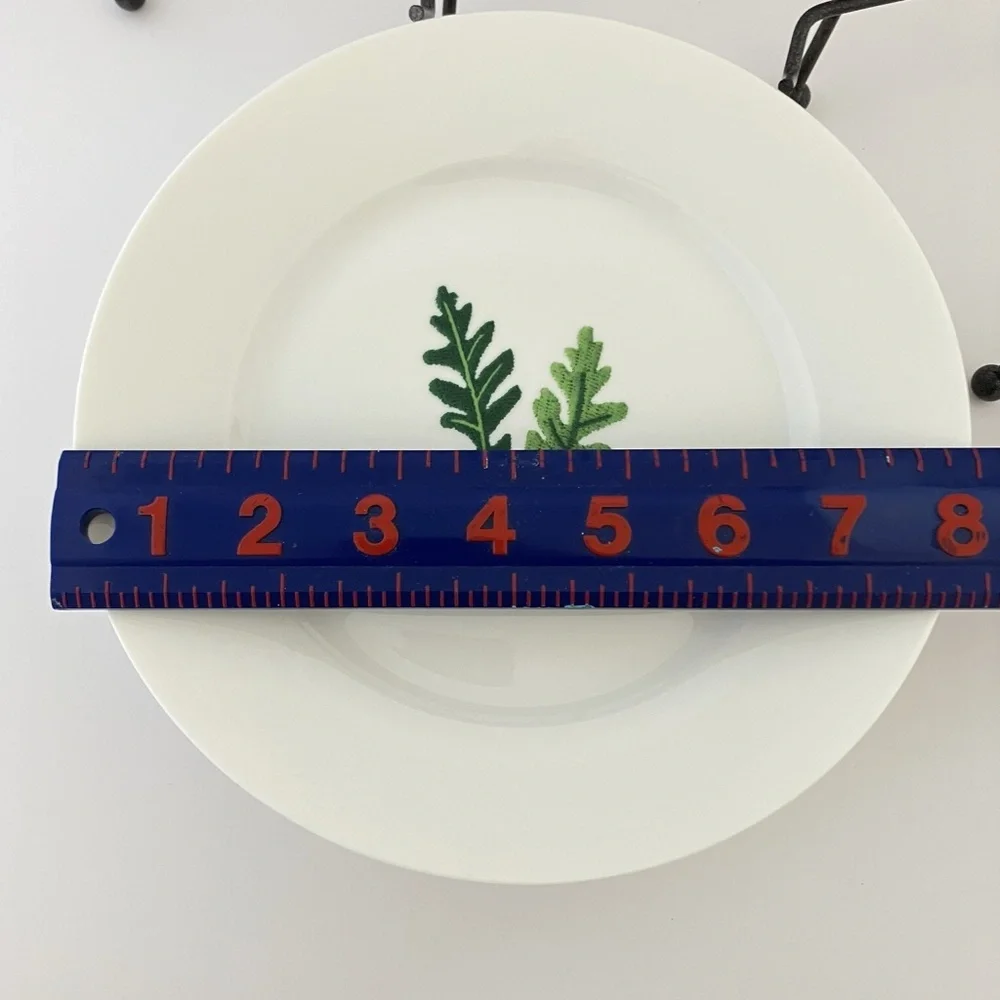 Acorn Berry Plates Set of Four from Crate & Barrel Fine Bone China RARE xmas S/4